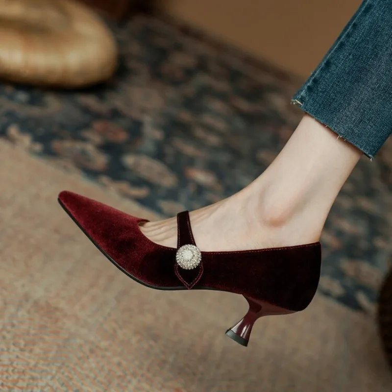 Vintage Old Fashion - Weinrote Mary-Jane-Schuhe mit spitzer Zehenpartie für