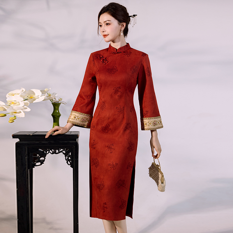 Vintage Fashion Gen Z - Luxuriöses Qipao aus Wildleder und Samt