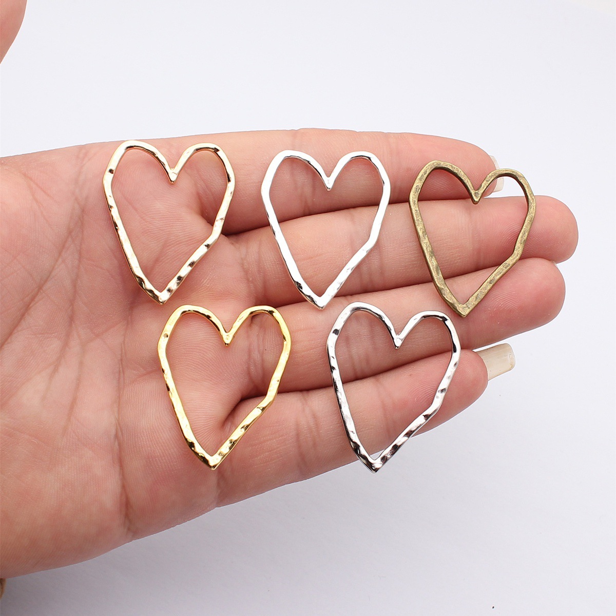 Vintage Fashion Jewelry - Großer gehämmerter Herzanhänger, hohl, unregelmäßig geformt,