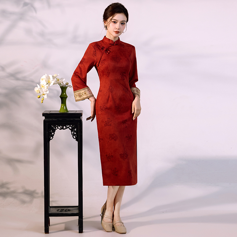 Luxuriöses Qipao aus Wildleder – Vintage Fashion Gen Z Bewertung und Preis