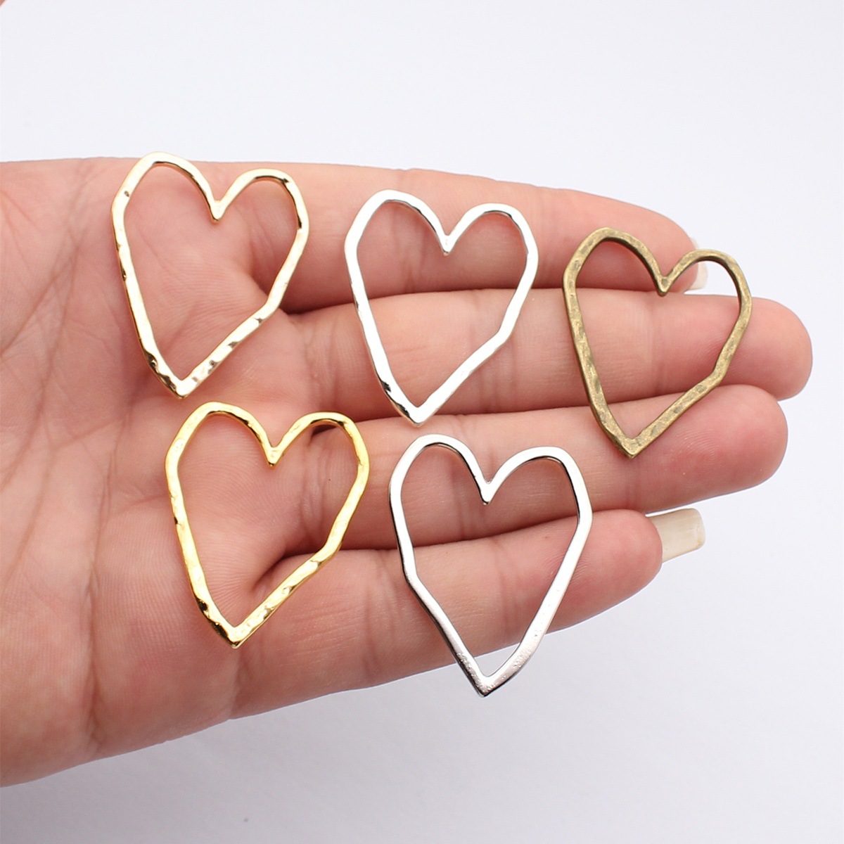 Großer gehämmerter Herzanhänge – Vintage Fashion Jewelry Bewertung und Preis