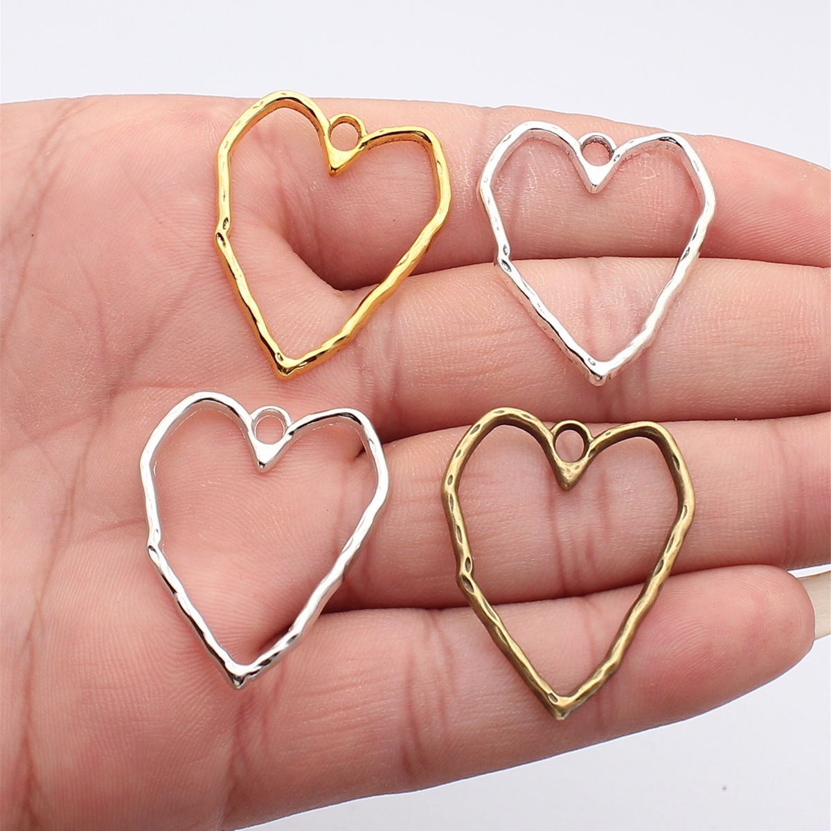 Großer gehämmerter Herzanhänge – Vintage Fashion Jewelry Bewertung und Preis