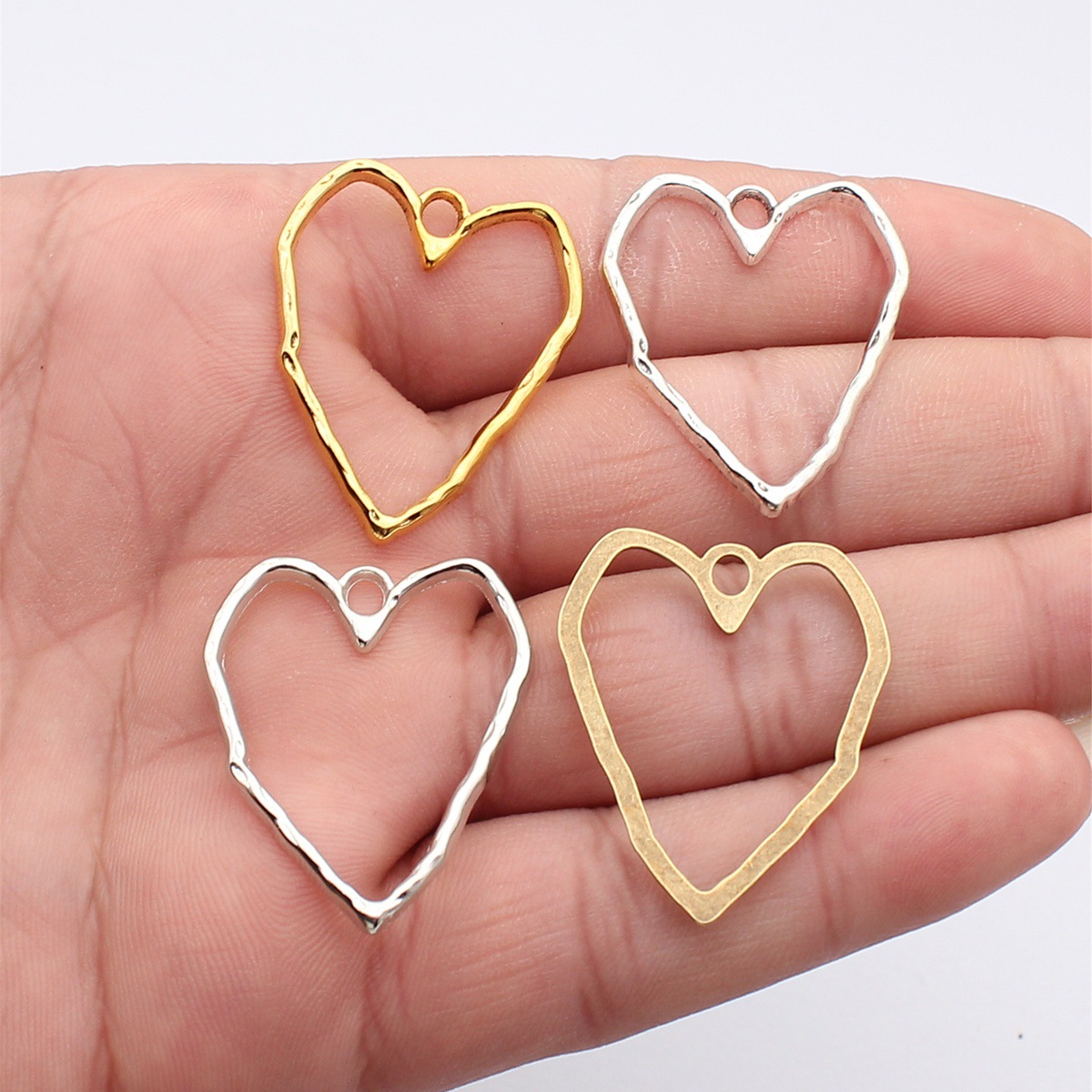 Großer gehämmerter Herzanhänge – Vintage Fashion Jewelry Bewertung und Preis